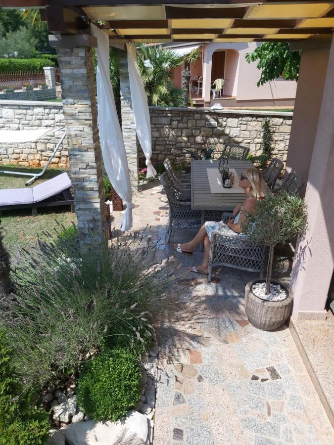 Ferienwohnung Mit 2 Schlafzimmer Oder Studio Apartment - Istrien-Fiorini Brtonigla Bagian luar foto